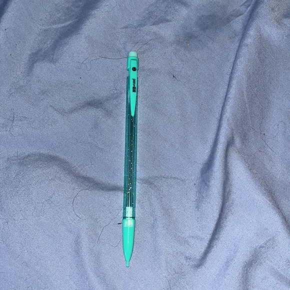 This is a pack of 8 Pen Gear glittery rainbow mechanical pencils!🥰 - Picture 5 of 9